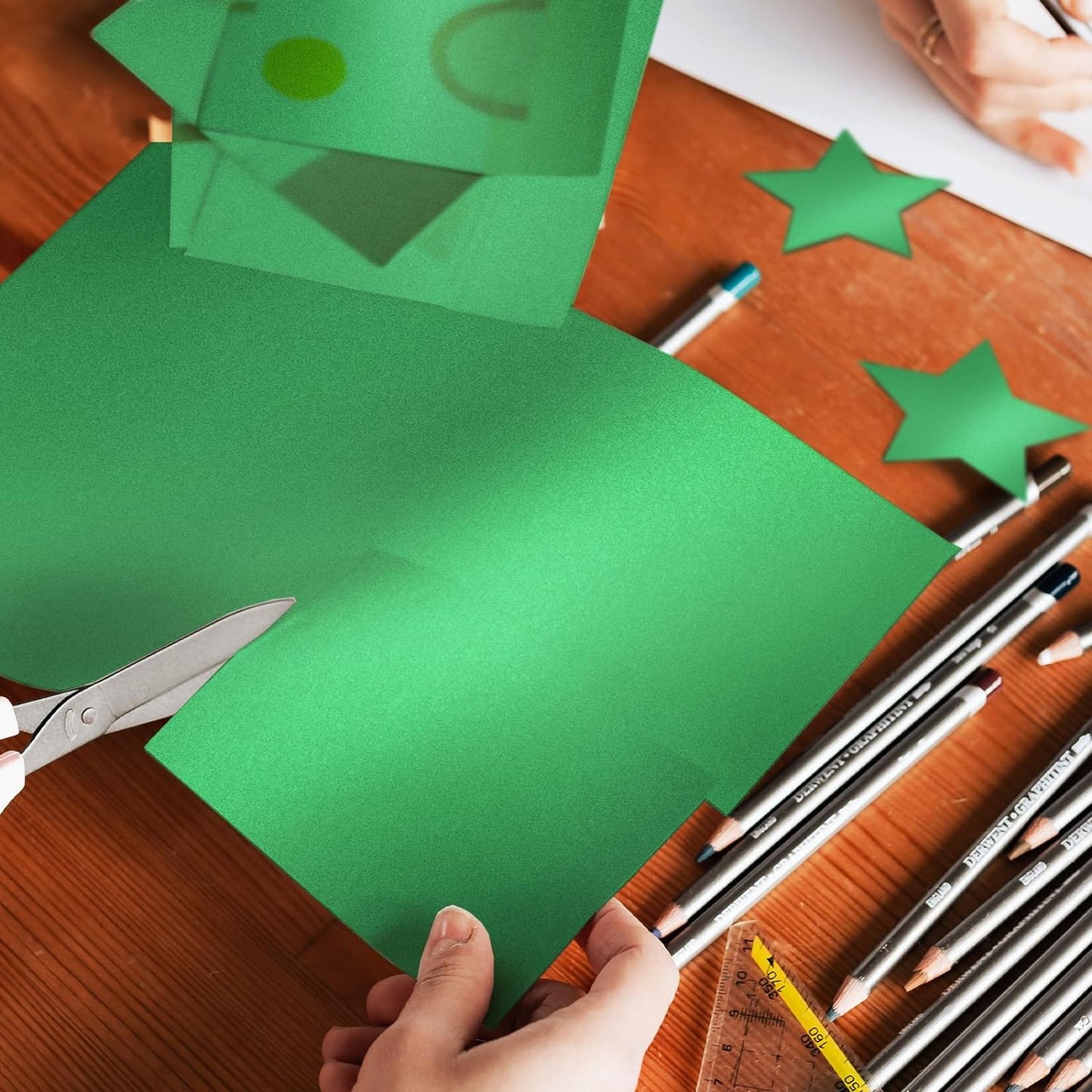 Goefun 100 Sheets Green Shimmer Cardstock 8.5 x 11, 80lb Card Stock Printer Paper for Christmas, Invitations, Certificates, Crafts, Card Making